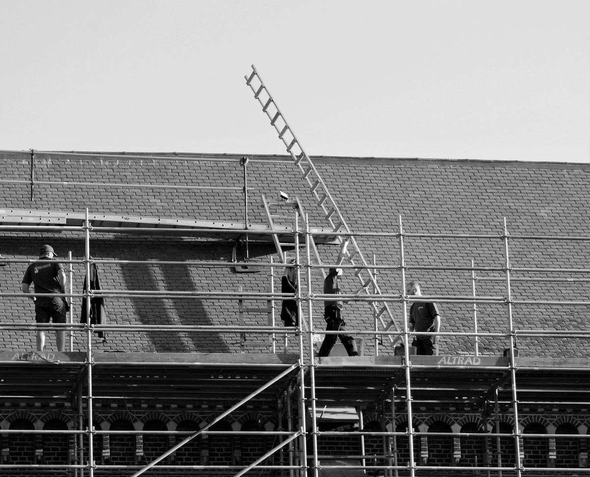 Équipe de couvreurs sur un chantier de rénovation de toiture